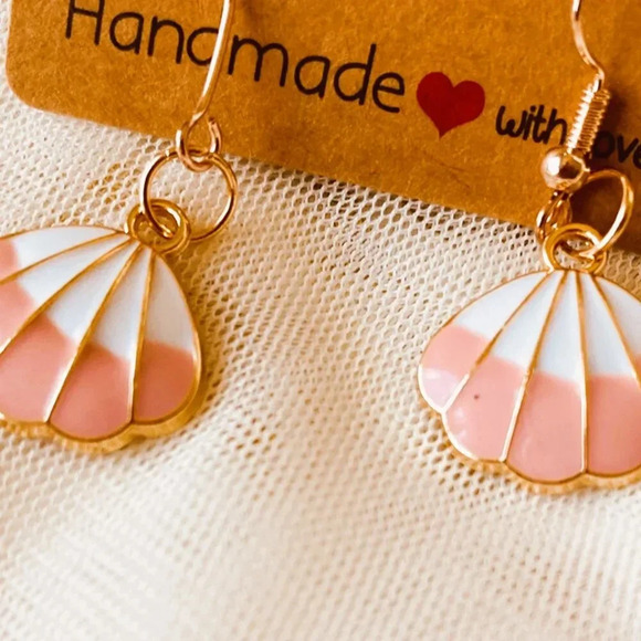 Cute Pink Enamel shell design Fashion earrings - Picture 2 of 4